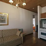 Ξενοδοχείο με διαμερίσματα ακρωτήρι 2*