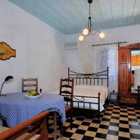 Akrotiri Aparthotel 2*