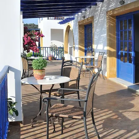 Akrotiri Aparthotel 2*